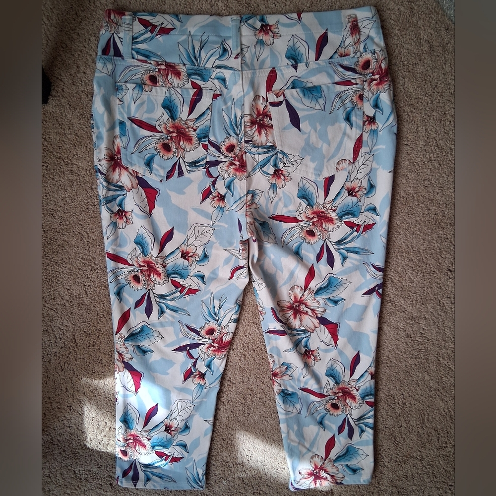 Floral Print Capris - Picture 5 of 9